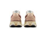Vista superior do New Balance New Balance 9060 Sparrow Flat Taupe mostrando abertura, lingueta e cadarços