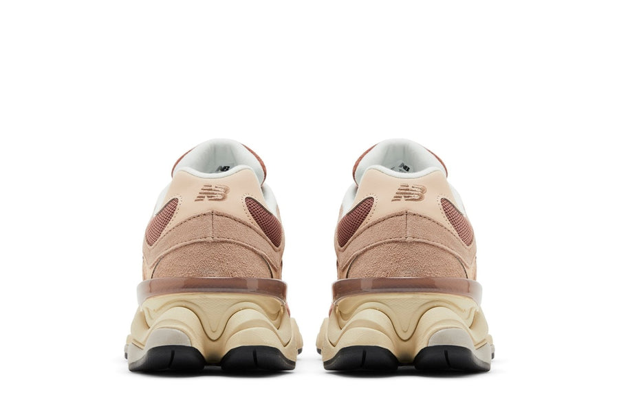 Vista superior do New Balance New Balance 9060 Sparrow Flat Taupe mostrando abertura, lingueta e cadarços