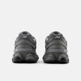 Vista traseira do New Balance New Balance 9060 Team Away Grey mostrando calcanheira e detalhes do solado