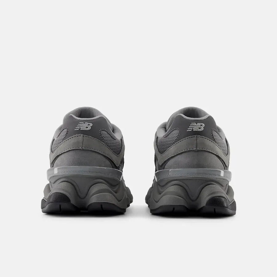 Vista traseira do New Balance New Balance 9060 Team Away Grey mostrando calcanheira e detalhes do solado