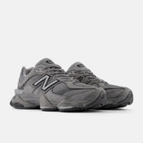 Vista frontal do New Balance New Balance 9060 Team Away Grey mostrando biqueira e costuras