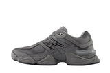 Vista lateral do New Balance New Balance 9060 Team Away Grey mostrando design do cabedal e logo da marca