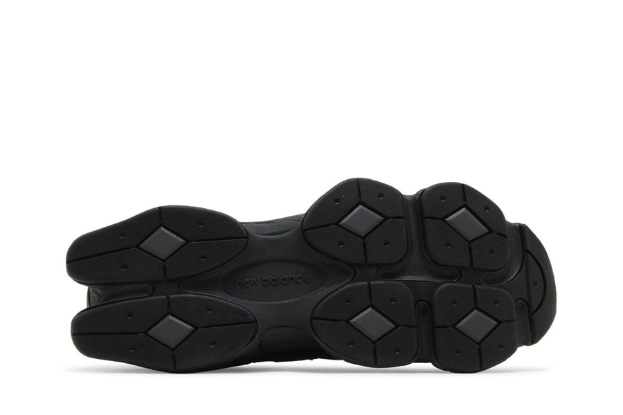 Vista traseira do New Balance New Balance 9060 Triple Black mostrando calcanheira e detalhes do solado