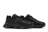 Vista frontal do New Balance New Balance 9060 Triple Black mostrando biqueira e costuras