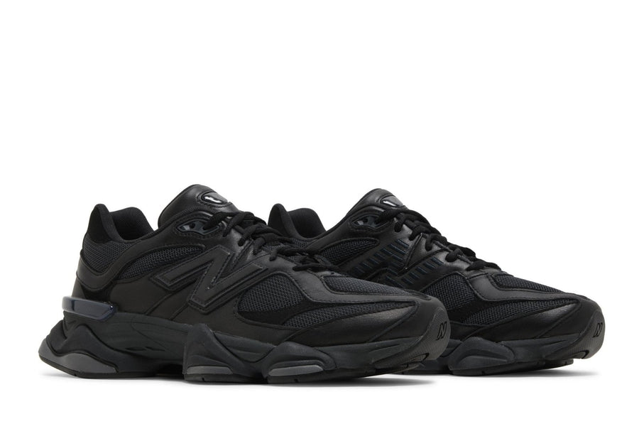 Vista frontal do New Balance New Balance 9060 Triple Black mostrando biqueira e costuras