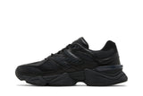 Vista lateral do New Balance New Balance 9060 Triple Black mostrando design do cabedal e logo da marca