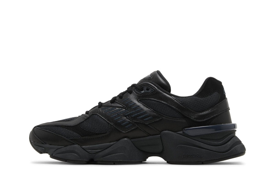 Vista lateral do New Balance New Balance 9060 Triple Black mostrando design do cabedal e logo da marca