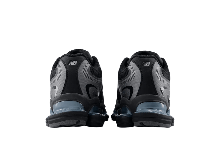 Vista frontal do New Balance New Balance Abzorb 2000 Black mostrando biqueira e costuras