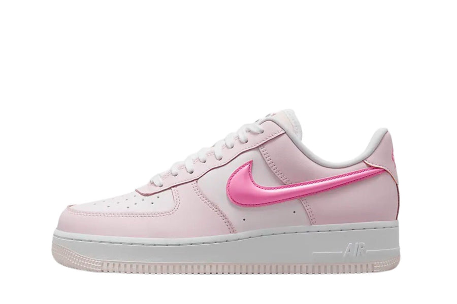 Vista lateral do Nike Nike Air Force 1' 07 Lx Paw Print mostrando design do cabedal e logo da marca