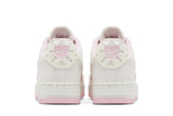 Vista superior do Nike Nike Air Force 1 Low Valentine's Day (2025) mostrando abertura, lingueta e cadarços