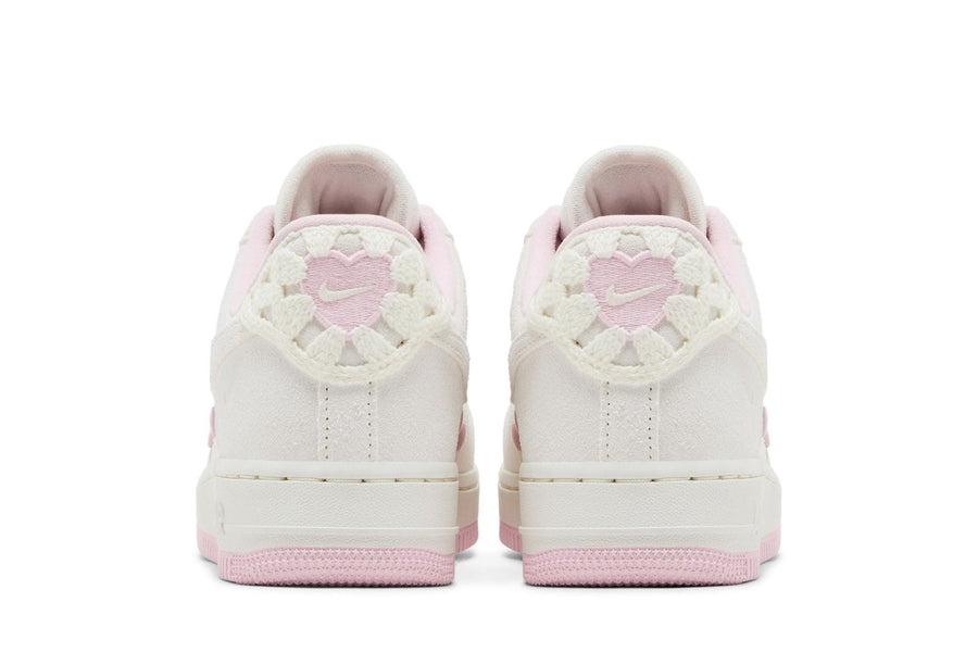Vista superior do Nike Nike Air Force 1 Low Valentine's Day (2025) mostrando abertura, lingueta e cadarços