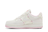 Vista lateral do Nike Nike Air Force 1 Low Valentine's Day (2025) mostrando design do cabedal e logo da marca