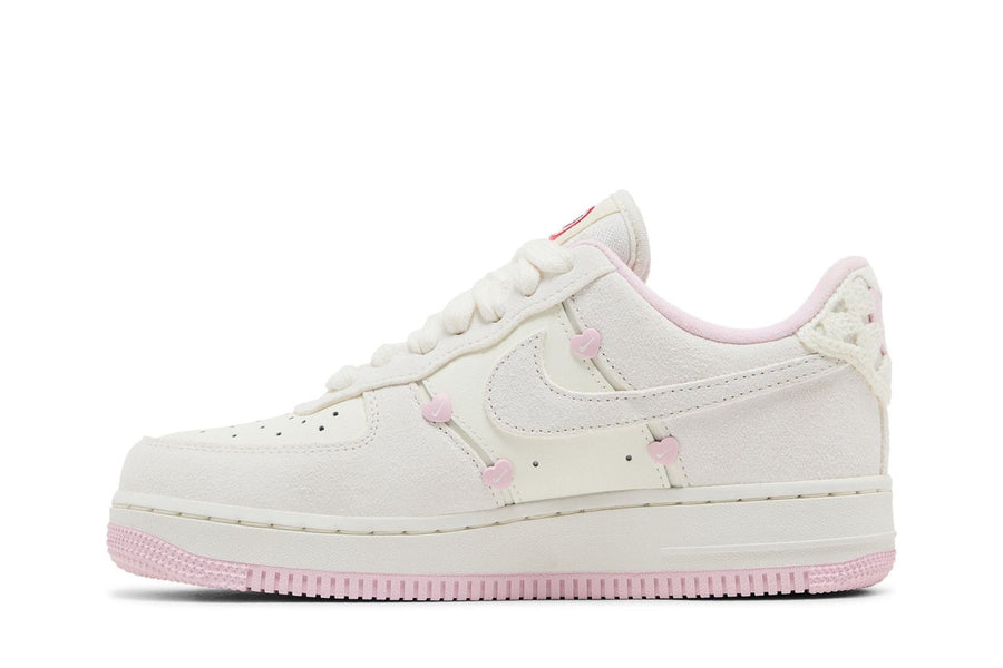 Vista lateral do Nike Nike Air Force 1 Low Valentine's Day (2025) mostrando design do cabedal e logo da marca