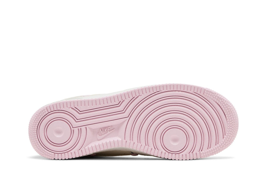 Vista traseira do Nike Nike Air Force 1 Low Valentine's Day (2025) mostrando calcanheira e detalhes do solado