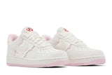 Vista frontal do Nike Nike Air Force 1 Low Valentine's Day (2025) mostrando biqueira e costuras