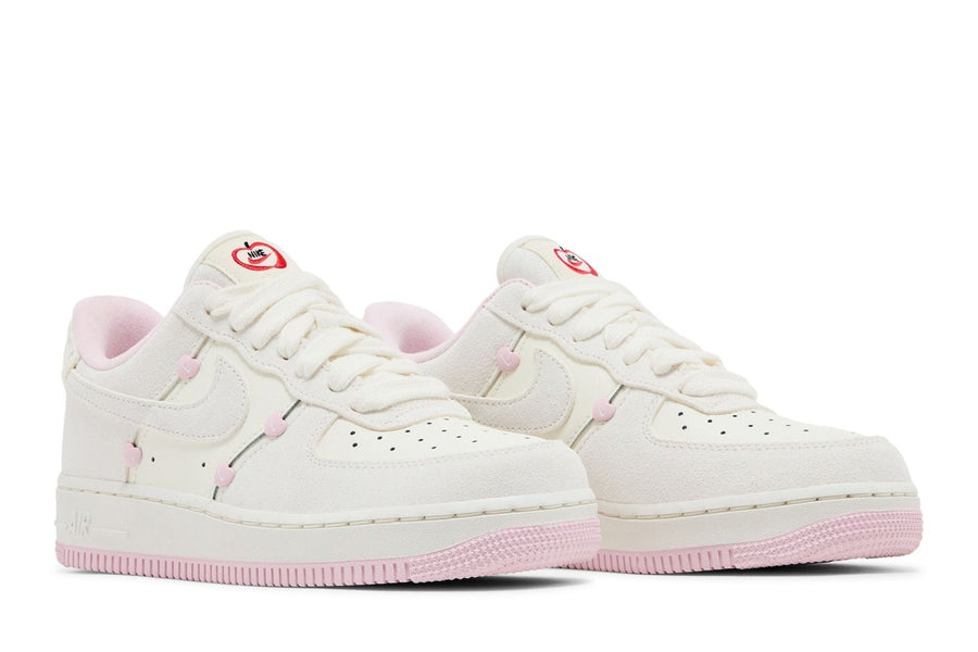 Vista frontal do Nike Nike Air Force 1 Low Valentine's Day (2025) mostrando biqueira e costuras
