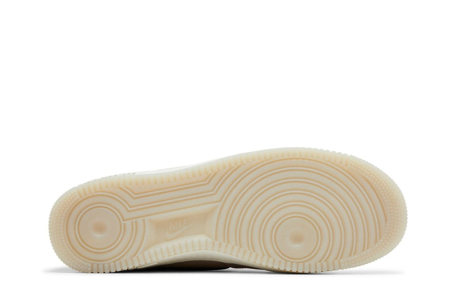 Vista traseira do Nike Nike Air Force 1 Low x A Ma Maniére While You Were Sleeping Rose mostrando calcanheira e detalhes do solado