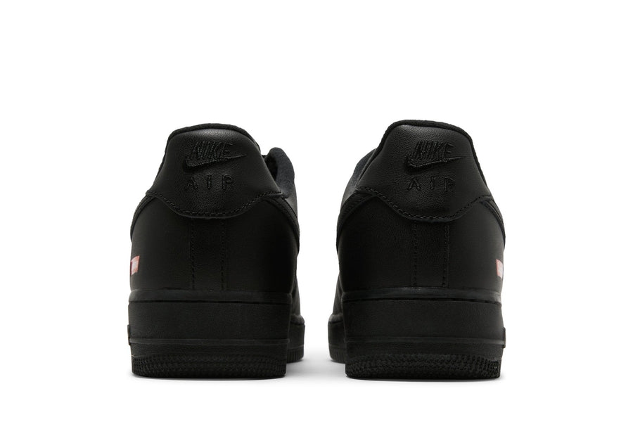 Vista superior do Nike Nike Air Force 1 Low x Supreme Black mostrando abertura, lingueta e cadarços