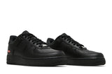 Vista frontal do Nike Nike Air Force 1 Low x Supreme Black mostrando biqueira e costuras