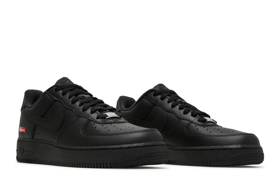 Vista frontal do Nike Nike Air Force 1 Low x Supreme Black mostrando biqueira e costuras