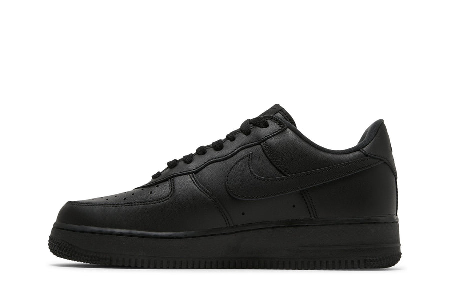Vista lateral do Nike Nike Air Force 1 Low x Supreme Black mostrando design do cabedal e logo da marca