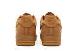 Vista superior do Nike Nike Air Force 1 Low x Supreme Wheat mostrando abertura, lingueta e cadarços