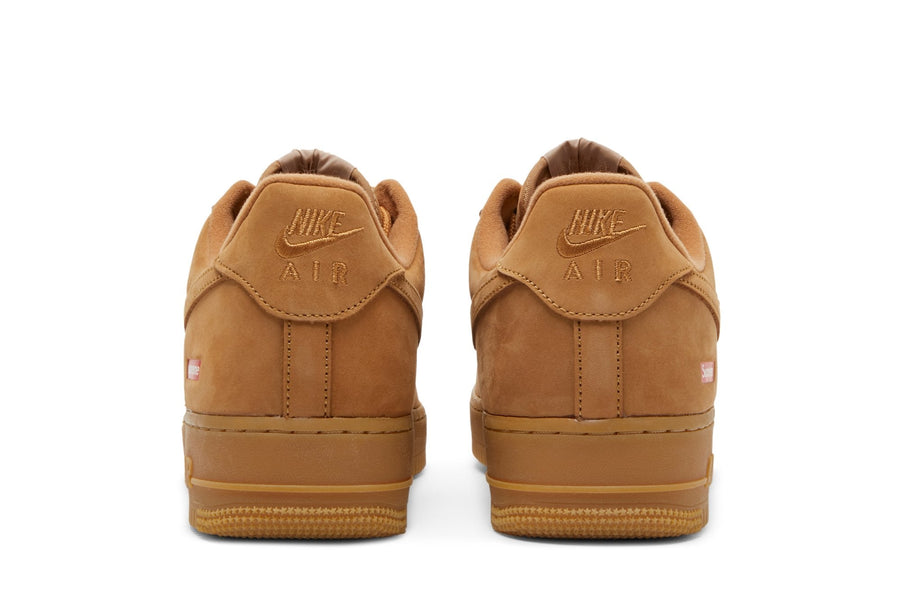 Vista superior do Nike Nike Air Force 1 Low x Supreme Wheat mostrando abertura, lingueta e cadarços