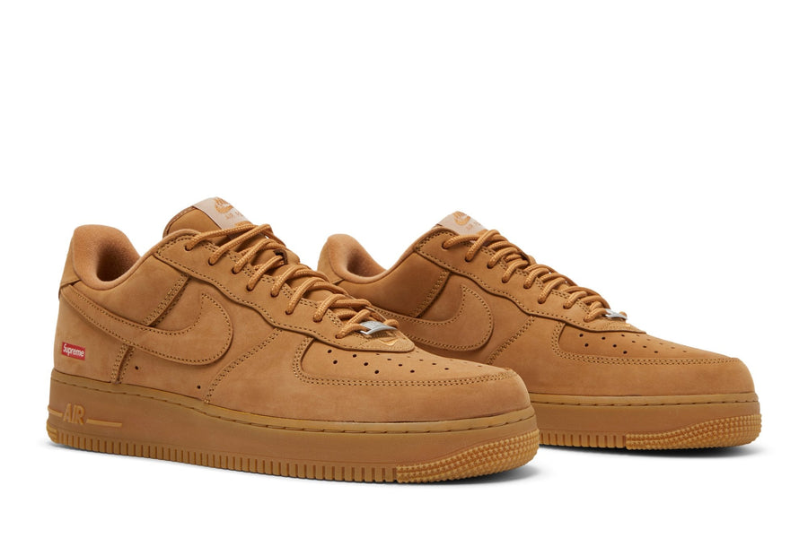 Vista frontal do Nike Nike Air Force 1 Low x Supreme Wheat mostrando biqueira e costuras
