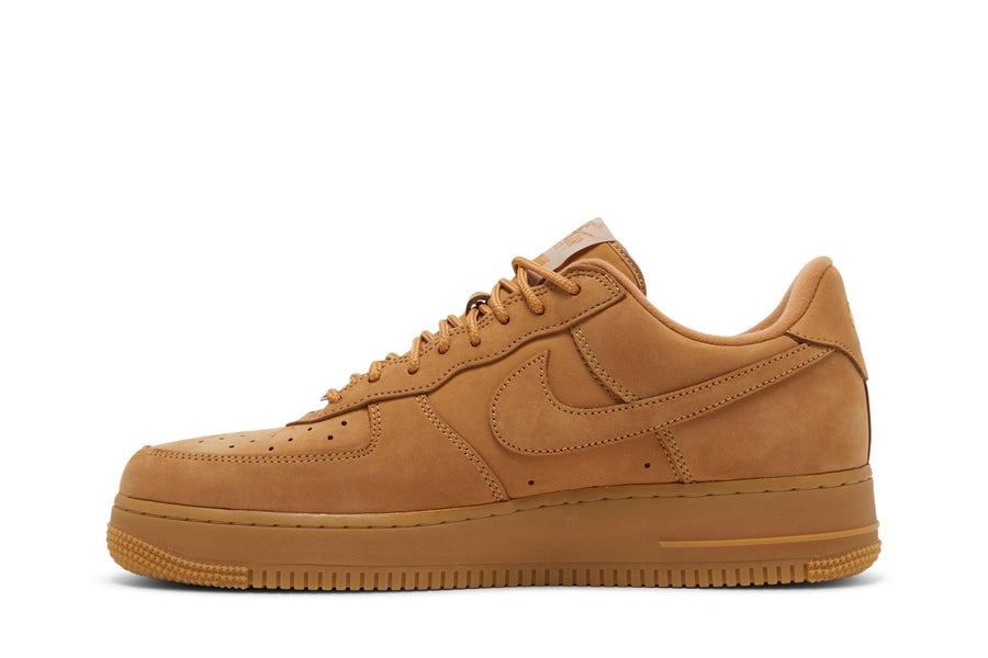 Vista lateral do Nike Nike Air Force 1 Low x Supreme Wheat mostrando design do cabedal e logo da marca