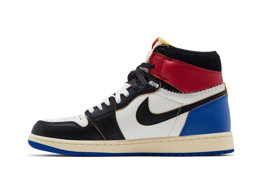 Vista lateral do Air Jordan Nike Air Jordan 1 High Fragment Design x Union LA Varsity Red mostrando design do cabedal e logo da marca