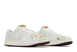 Vista frontal do Air Jordan Nike Air Jordan 1 Low OG Chinese New Year 2026 mostrando biqueira e costuras