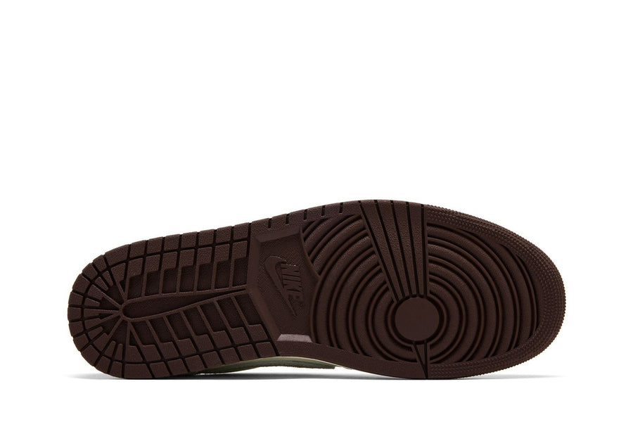 Vista traseira do Air Jordan Nike Air Jordan 1 Low OG Chinese New Year 2026 mostrando calcanheira e detalhes do solado