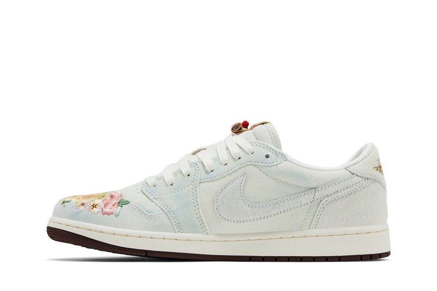 Vista lateral do Air Jordan Nike Air Jordan 1 Low OG Chinese New Year 2026 mostrando design do cabedal e logo da marca