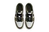 Vista frontal do Jordan Nike Air Jordan 1 Low OG Olive mostrando biqueira e costuras