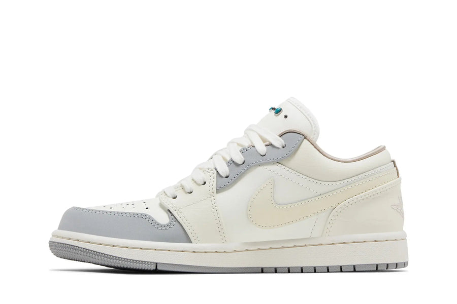 Vista lateral do Jordan Nike Air Jordan 1 Low Sail Soft Pearl Sequins mostrando design do cabedal e logo da marca