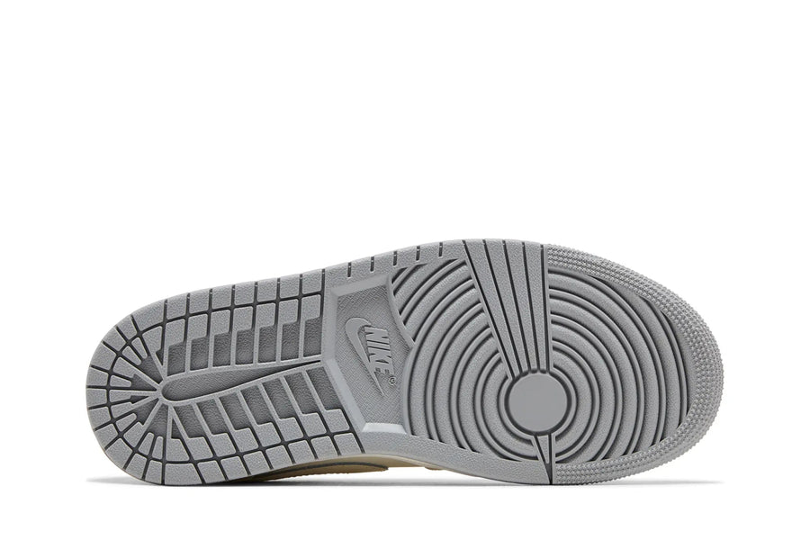 Vista traseira do Jordan Nike Air Jordan 1 Low Sail Soft Pearl Sequins mostrando calcanheira e detalhes do solado