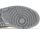 Vista superior do Jordan Nike Air Jordan 1 Low Sail Soft Pearl Sequins mostrando abertura, lingueta e cadarços