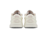Vista frontal do Jordan Nike Air Jordan 1 Low Sail Soft Pearl Sequins mostrando biqueira e costuras