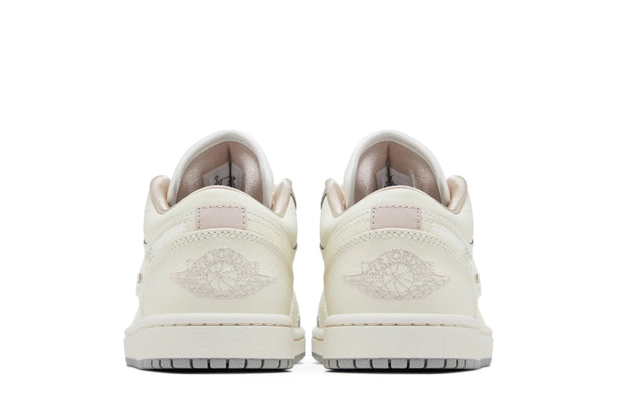 Vista frontal do Jordan Nike Air Jordan 1 Low Sail Soft Pearl Sequins mostrando biqueira e costuras