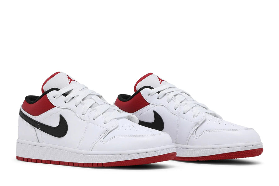 Vista frontal do Jordan Nike Air Jordan 1 Low White University Red mostrando biqueira e costuras