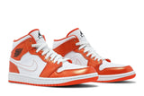 Vista do solado do Jordan Nike Air Jordan 1 Mid SE Electro Orange mostrando padrão de tração e tecnologia de amortecimento