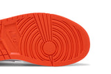 Vista superior do Jordan Nike Air Jordan 1 Mid SE Electro Orange mostrando abertura, lingueta e cadarços