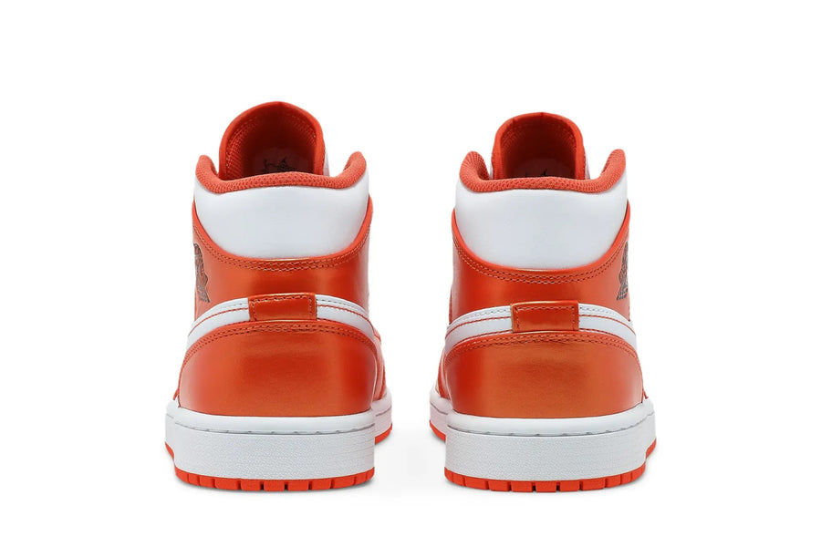 Vista frontal do Jordan Nike Air Jordan 1 Mid SE Electro Orange mostrando biqueira e costuras