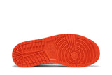 Vista traseira do Jordan Nike Air Jordan 1 Mid SE Electro Orange mostrando calcanheira e detalhes do solado