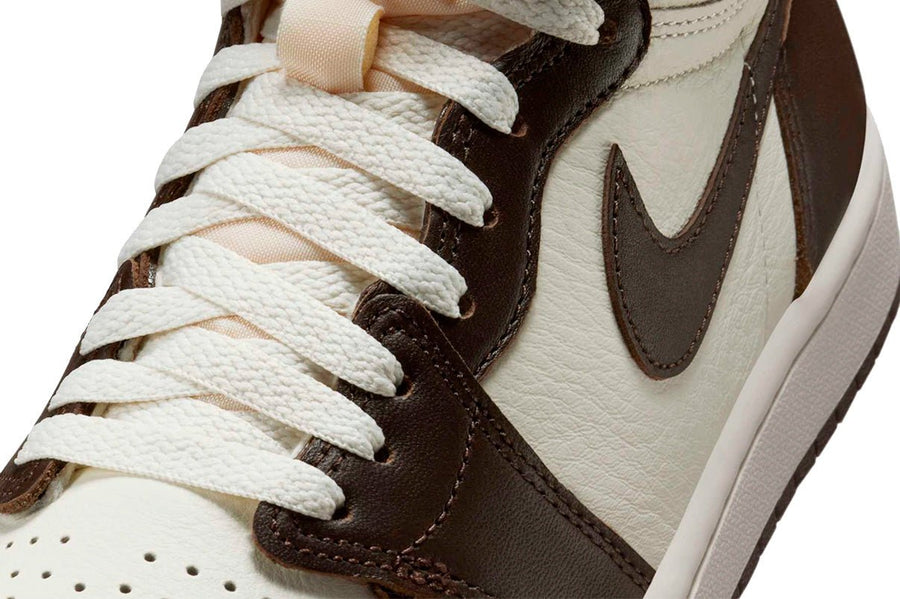 Vista frontal do Jordan Nike Air Jordan 1 Retro High OG Light Madder Root mostrando biqueira e costuras