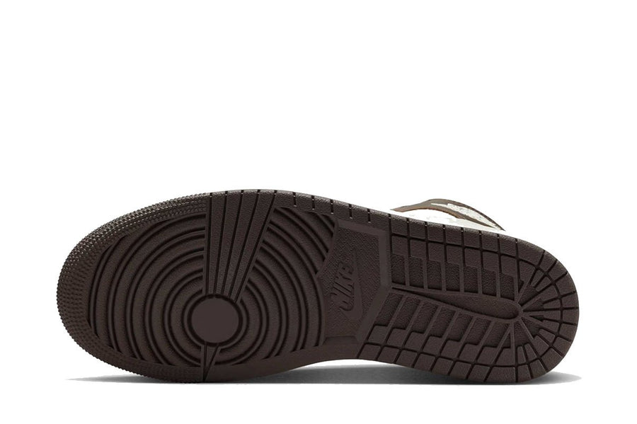 Vista na caixa do Jordan Nike Air Jordan 1 Retro High OG Light Madder Root mostrando embalagem original da marca