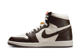 Vista lateral do Jordan Nike Air Jordan 1 Retro High OG Light Madder Root mostrando design do cabedal e logo da marca