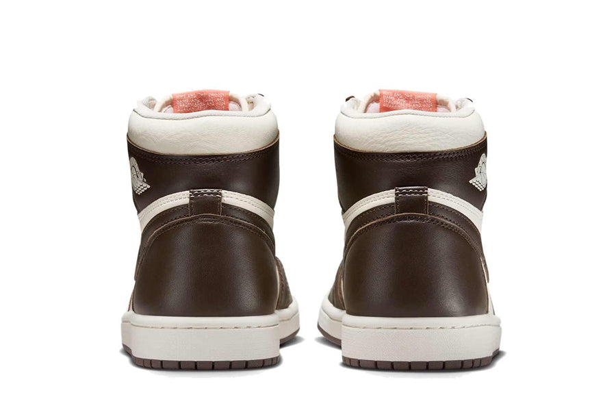 Vista superior do Jordan Nike Air Jordan 1 Retro High OG Light Madder Root mostrando abertura, lingueta e cadarços