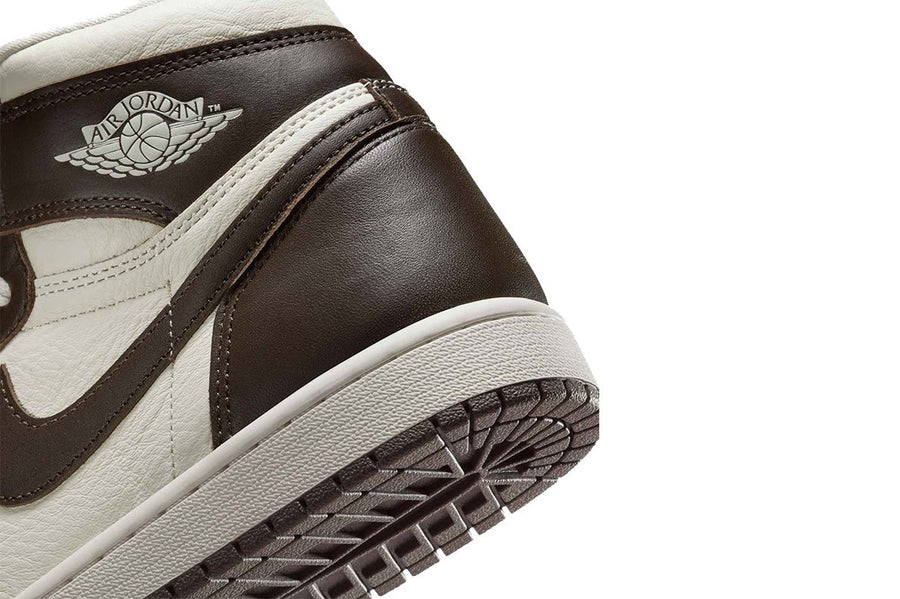 Vista do solado do Jordan Nike Air Jordan 1 Retro High OG Light Madder Root mostrando padrão de tração e tecnologia de amortecimento