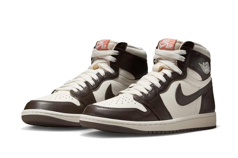Vista traseira do Jordan Nike Air Jordan 1 Retro High OG Light Madder Root mostrando calcanheira e detalhes do solado
